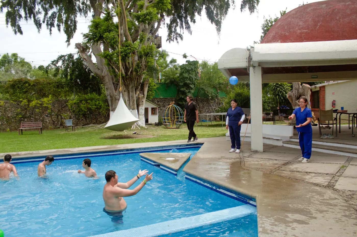 Juego con globo en la alberca